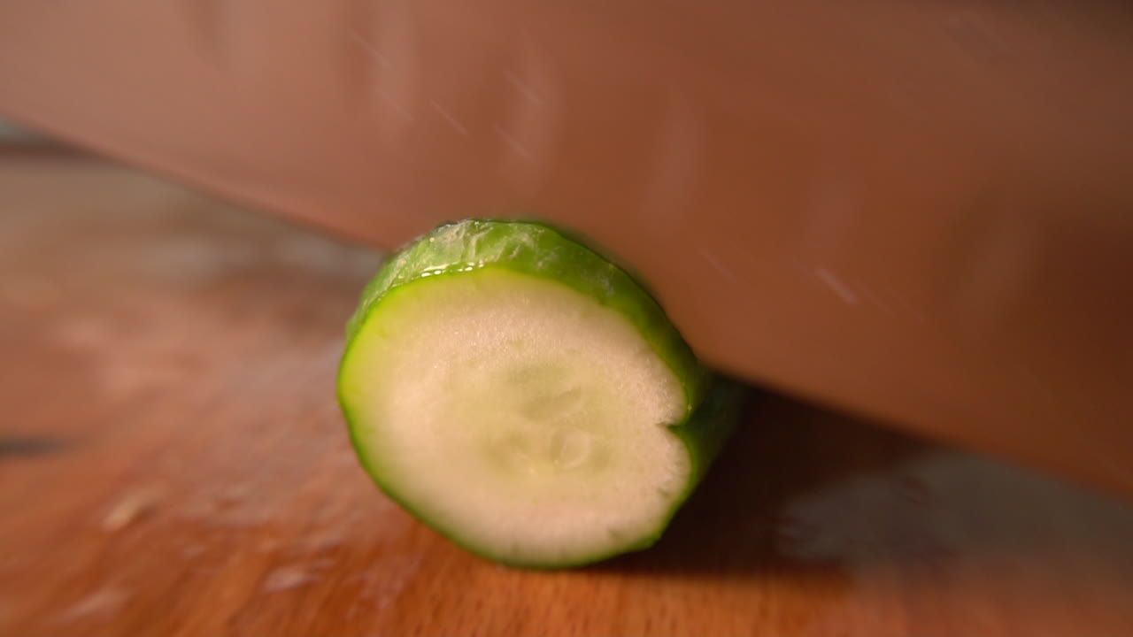 칼은 슬로우 모션으로 샐러드용 야채를 자른다