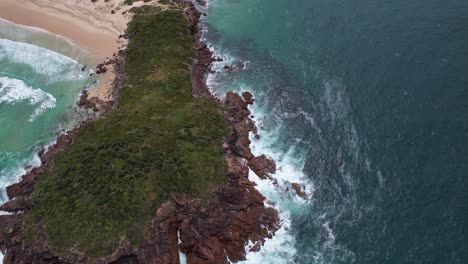 Dark-Point-–-Meereswellen-Brechen-Sich-An-Der-Felsigen-Küste-Des-Aborigine-Ortes-Dark-Point-In-New-South-Wales,-Australien