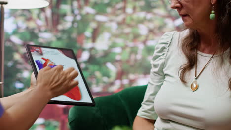 enfermera que ofrece apoyo médico y explica el sistema cardiovascular