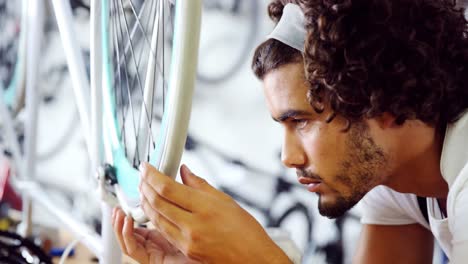 mecánico reparando bicicletas en el taller
