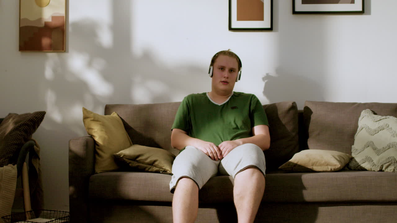 집에 헤드폰을 끼고 있는 남자