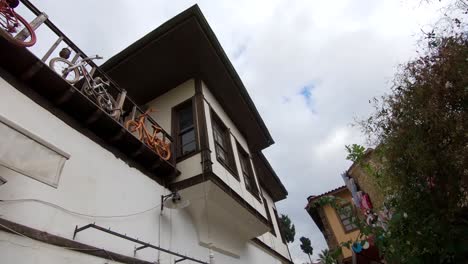 Fahrräder-Dienen-Als-Geländer-Der-Terrasse-Im-Alten-Türkischen-Haus-In-Antalya