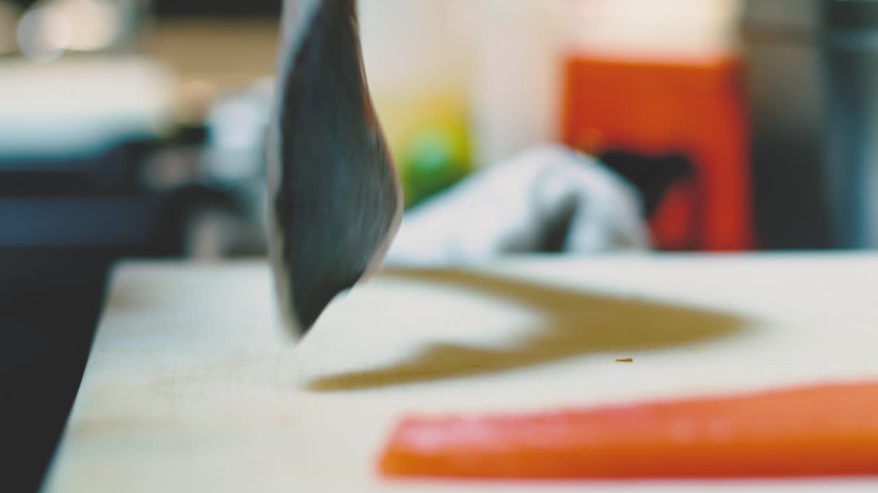 cocinero de cultivos preparando pescado en un restaurante