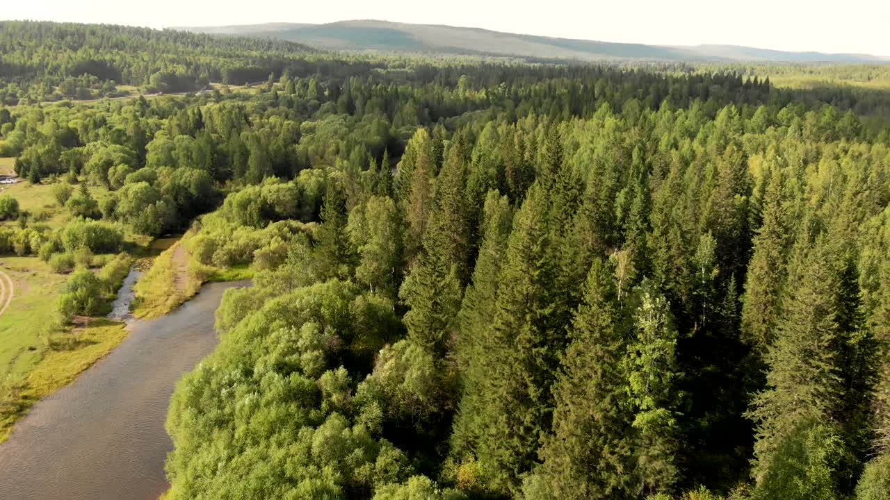 воздушный полет дрона над рекой, полем и дорогой. верхний вид ручья.