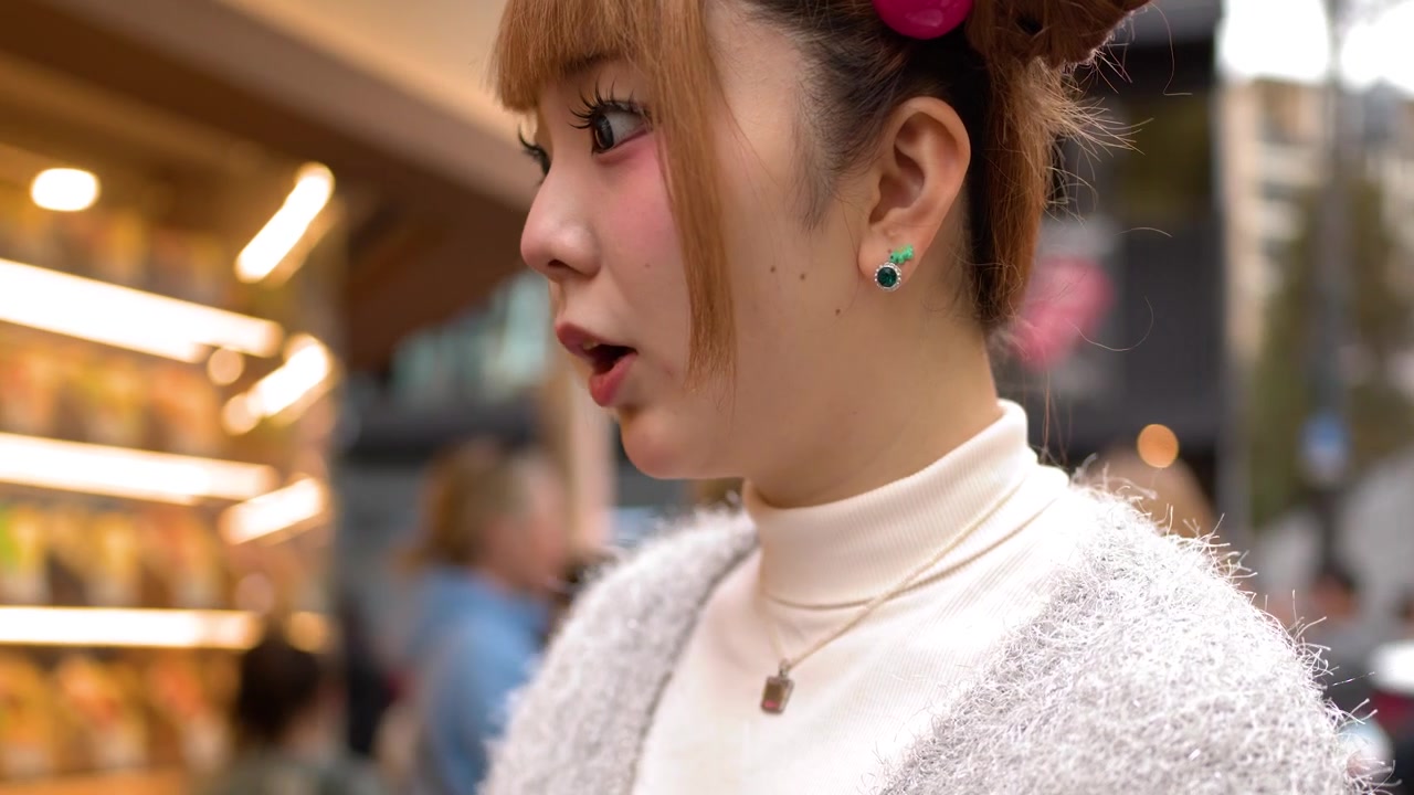 スペースバンズの若い日本人女性が露店を観察している