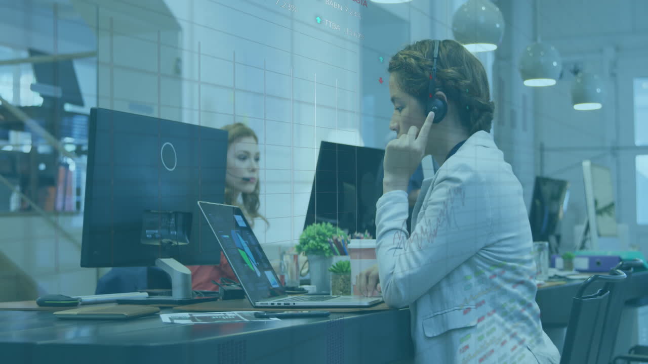 animación de procesamiento de datos estadísticos contra mujer biracial hablando en auriculares de teléfono en la oficina