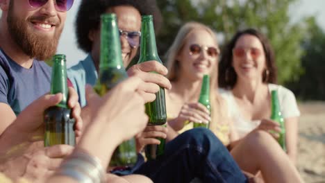 los amigos comienzan una fiesta al aire libre.
