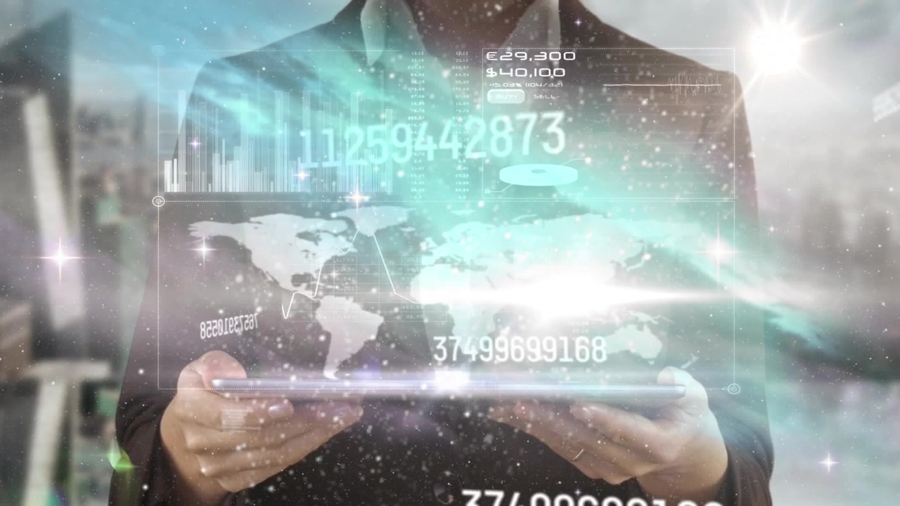 Animation von Zahlen und Computercode-Verarbeitung über einem Mann, der ein Smartphone benutzt