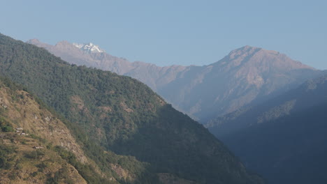 Toma-Aérea-Del-Paisaje-De-Nepal-Con-Una-Belleza-Fascinante,-Impresionantes-Vistas-De-Exuberante-Vegetación,-Majestuosas-Montañas-Y-Un-Entorno-Natural-Sereno,-Que-Resalta-El-Impresionante-Paisaje-Del-País.