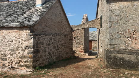 Toma-De-Una-Pequeña-Casa-De-Piedra-En-Humac,-En-La-Isla-De-Hvar,-Croacia