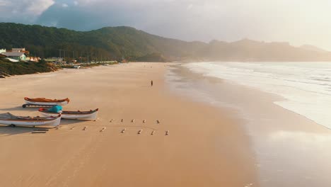 Vista-De-Drones-De-Barcos-De-Pescadores-En-La-Arena-De-La-Playa-En-El-Amanecer-De-La-Mañana