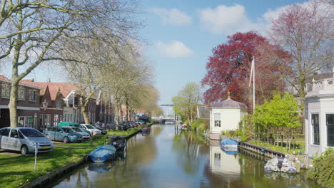 Idyllisches-Edam:-Blick-Auf-Den-Kanal-Und-Historische-Gebäude-An-Einem-Sonnigen-Tag-In-Den-Niederlanden