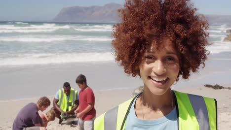 Vorderansicht-Einer-Afroamerikanischen-Freiwilligen,-Die-Am-Strand-In-Die-Kamera-Schaut,-4k