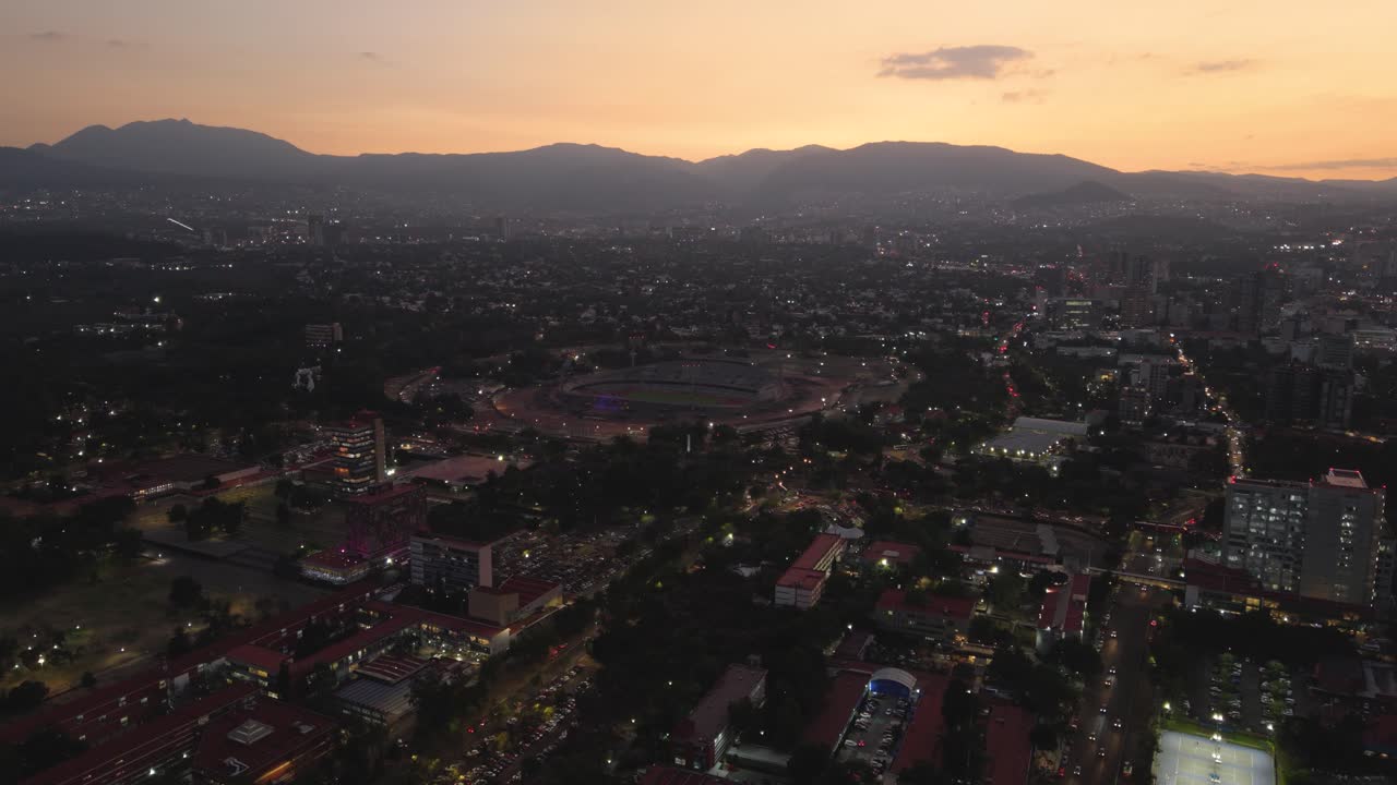 Volo su Città del Messico al tramonto, cielo primaverile