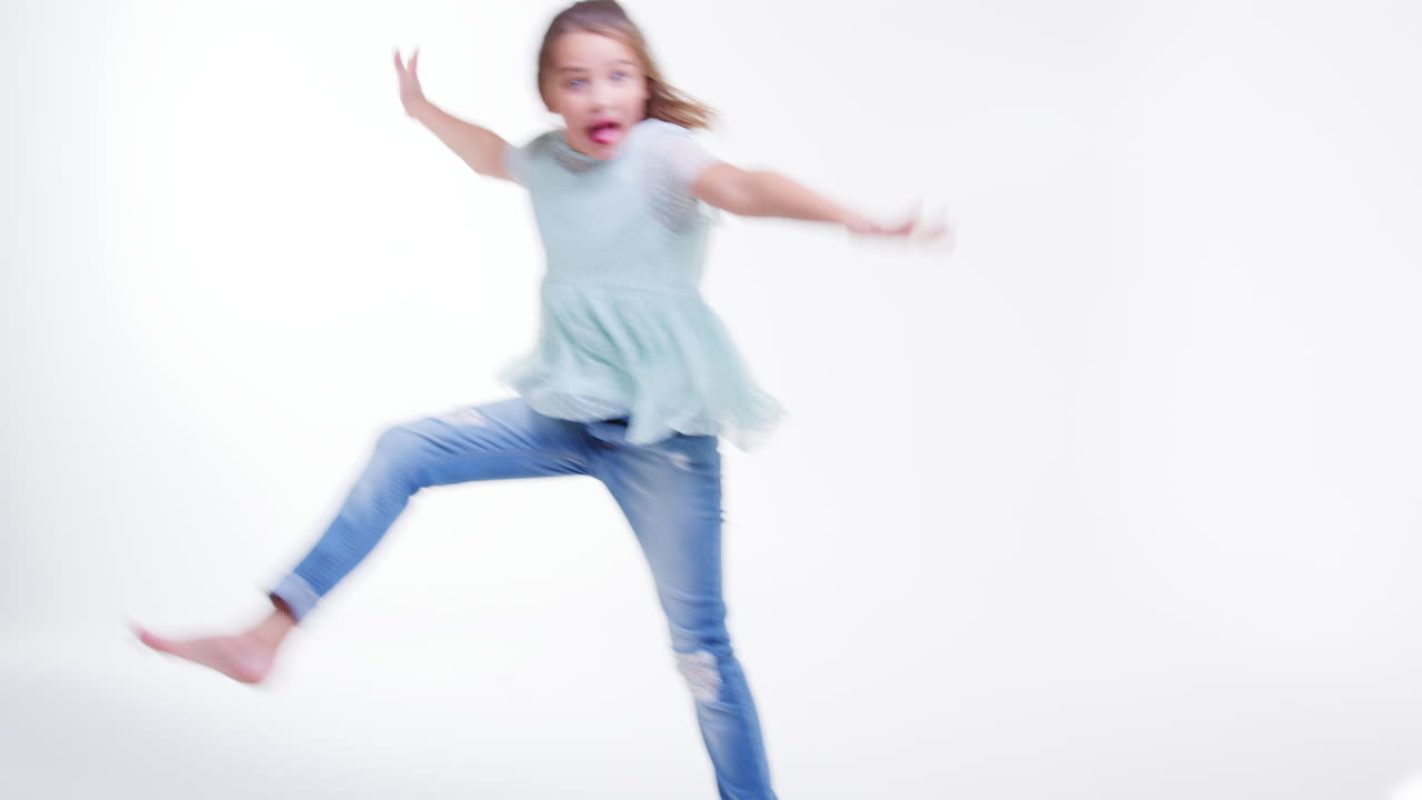 Montaggio di una ragazza che balla, salta e posa in studio.