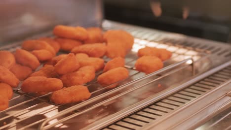 el cocinero toma las nuggets de pollo del mostrador.