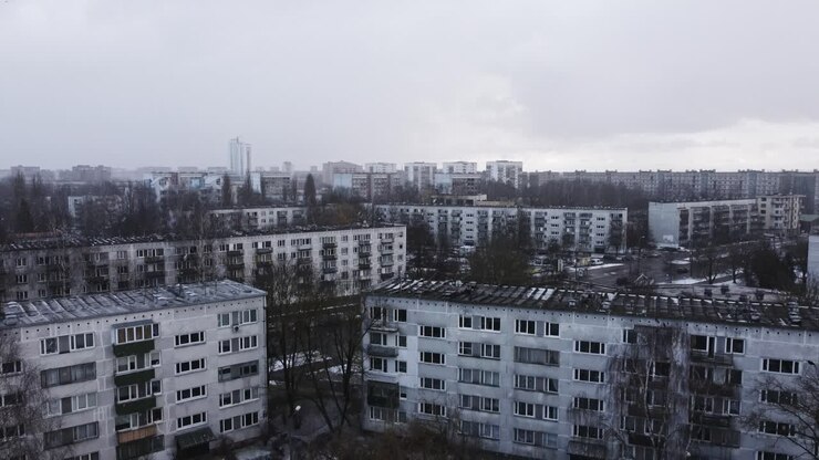 Descida de drone nos arredores industriais da cidade europeia de Riga, enquanto neva.