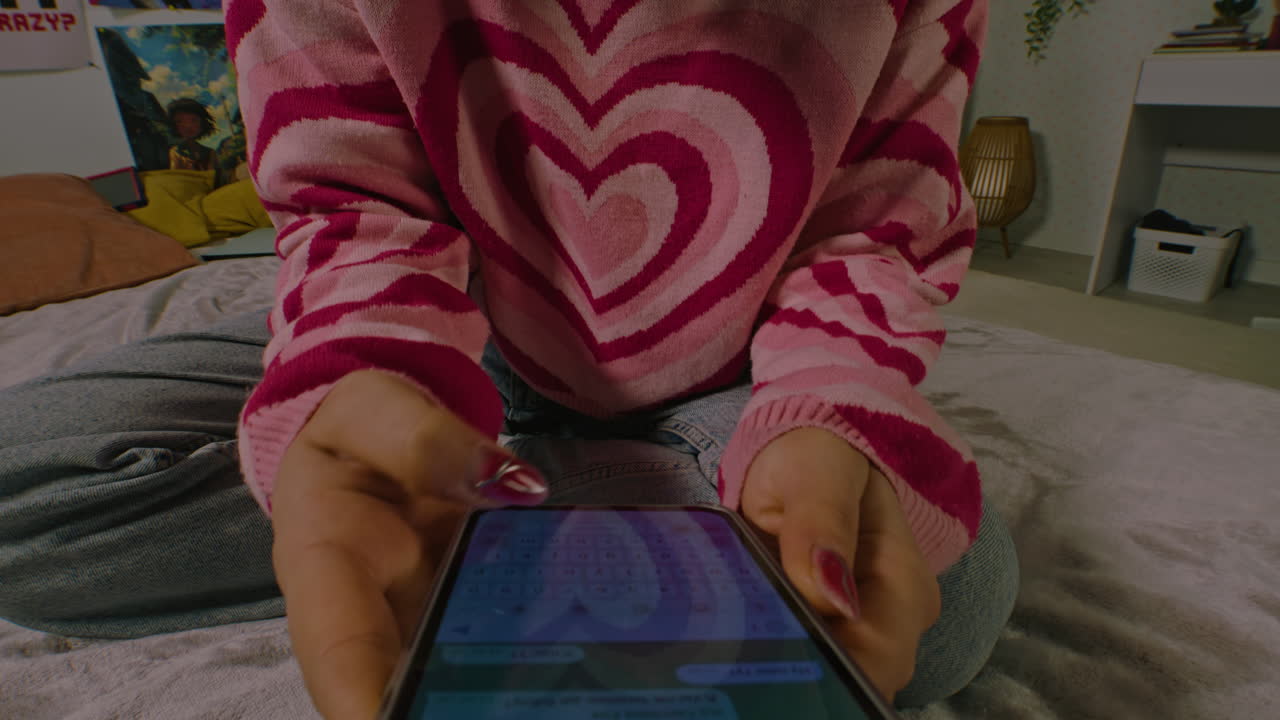 mujer usando teléfono inteligente en el dormitorio