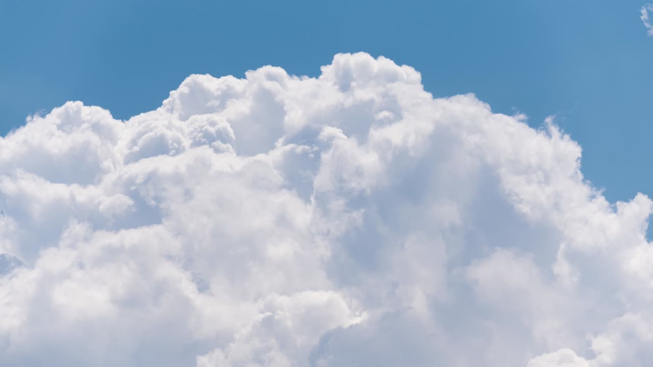 은 날 푸른 하늘에서 회전하는  구름의 4k 타임 스 영상