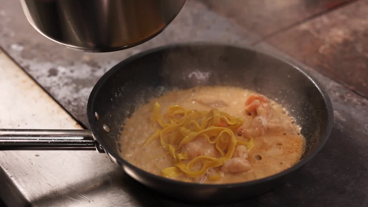 cocción de pasta de camarón cremosa