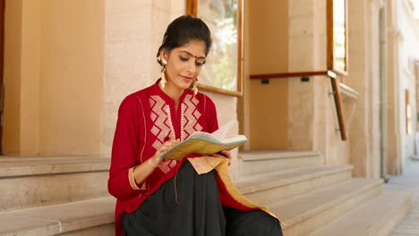 retrato de una mujer india leyendo un libro