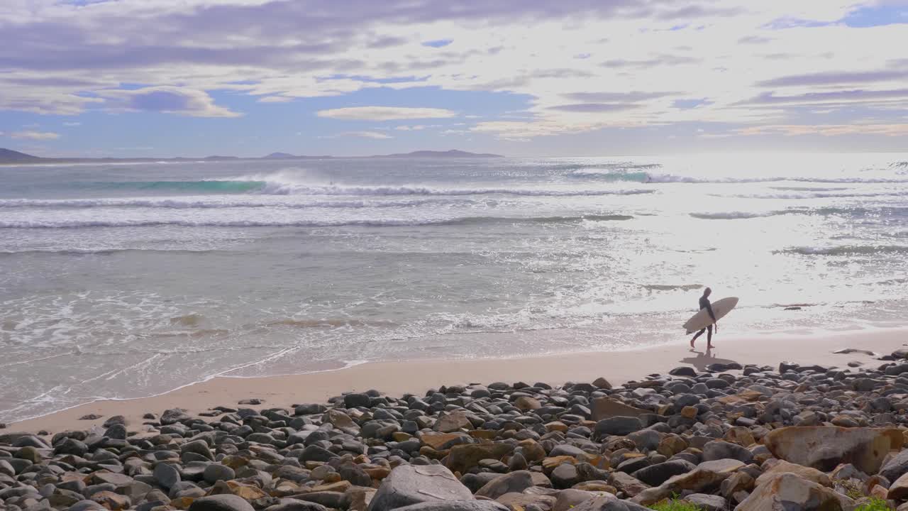 해변에서 서핑보드를 걷고 있는 서퍼 - 초승달 모양의 파도 - 뉴사우스웨일즈, 호주