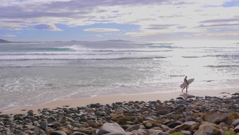 Surfista-Con-Tabla-De-Surf-Caminando-En-La-Orilla-De-La-Playa---Olas-Del-Océano-En-Crescent-Head---Nsw,-Australia