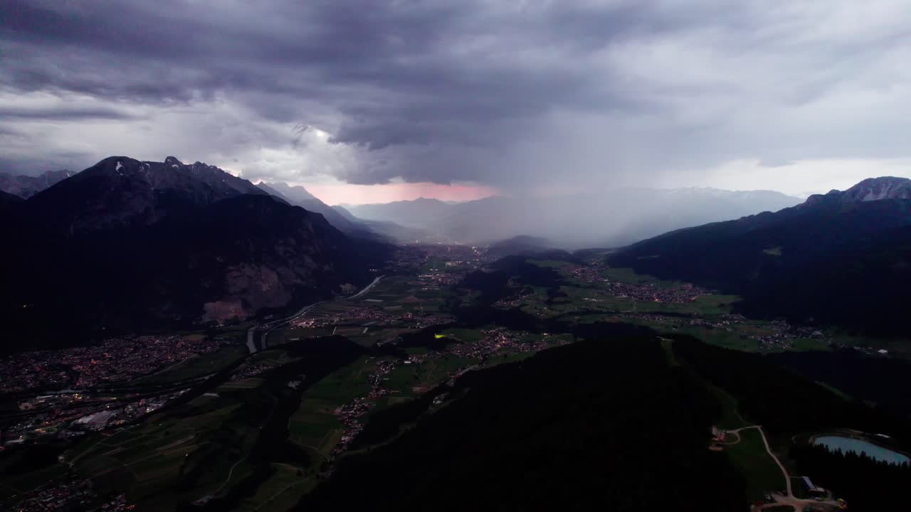 alpes alrededor de innsbruck en un día tormentoso en austria - toma aérea de dron