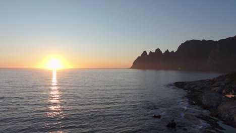 Puesta-De-Sol-En-El-Océano-Desde-El-Mirador-De-Tungeneset-En-La-Isla-Senja,-Noruega