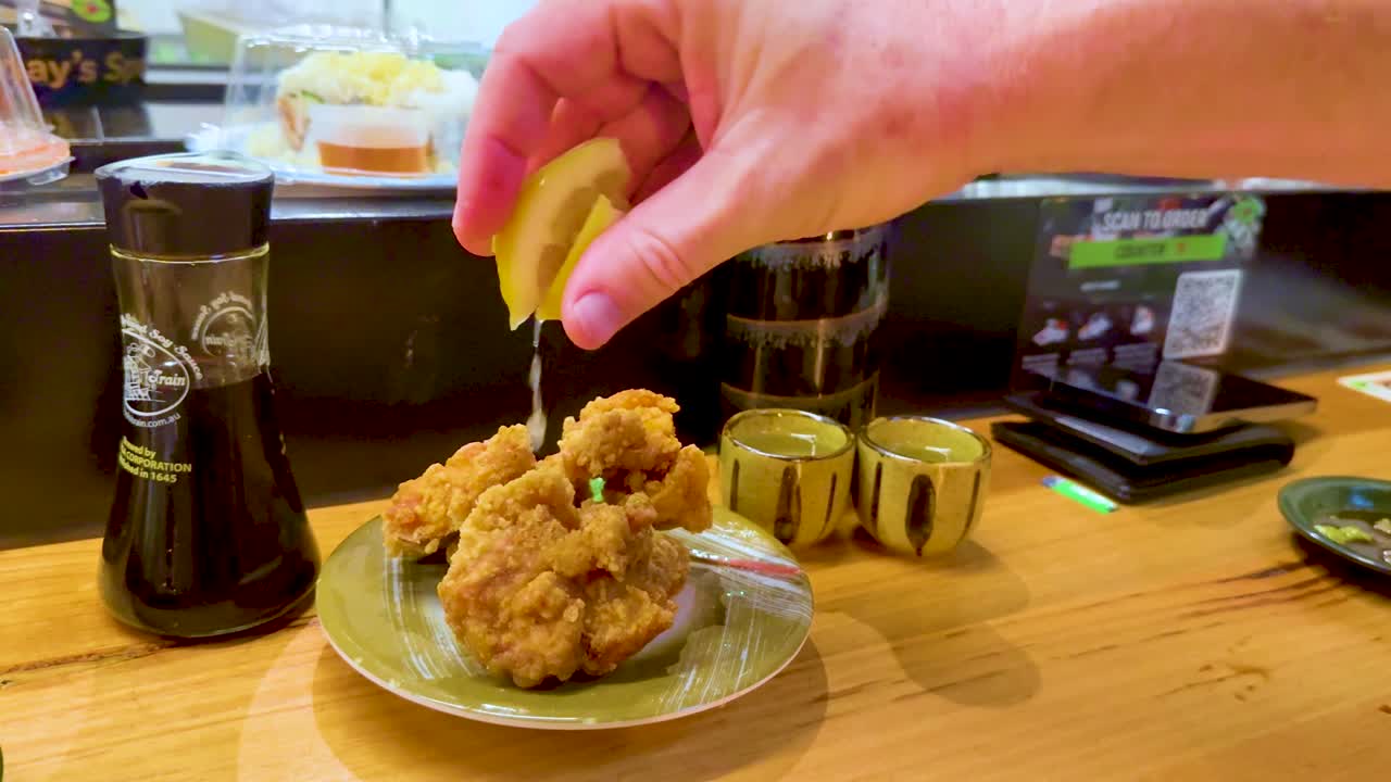 레몬 주스는 일본  카라게 맛을 향상시니다.