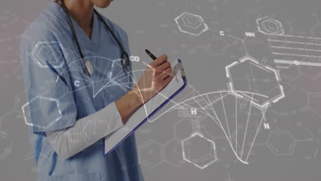 animación de diagramas de cadenas de adn con procesamiento de datos sobre la sección media de una doctora biracial