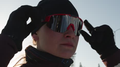 mujer preparándose para los deportes de invierno