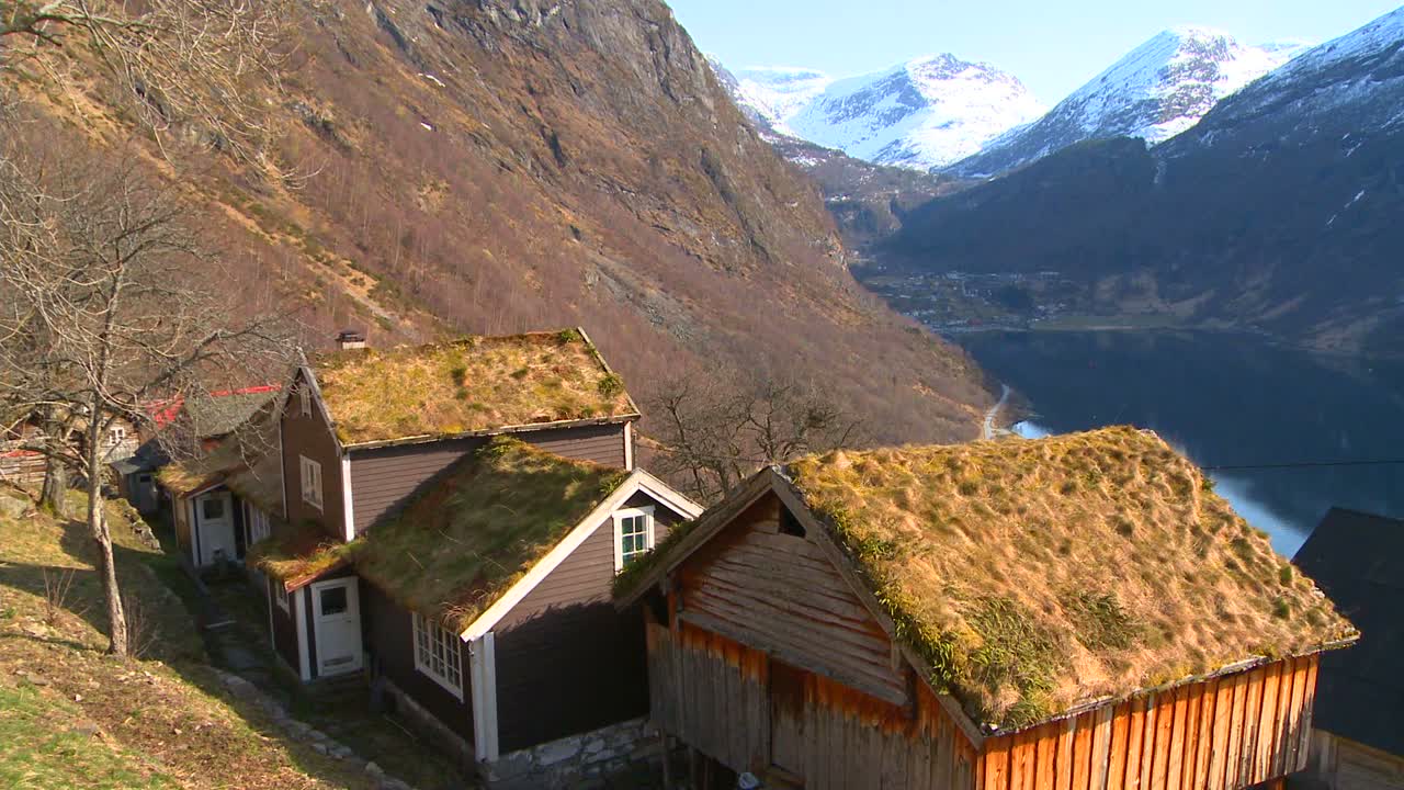 Traditionelle reetgedeckte Häuser säumen die Fjorde Norwegens