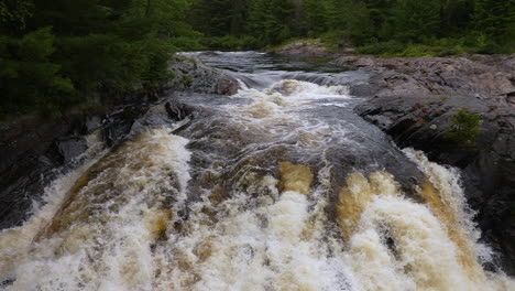 Wasser,-Das-In-Zeitlupe-Einen-Wasserfall-Hinunterstürzt