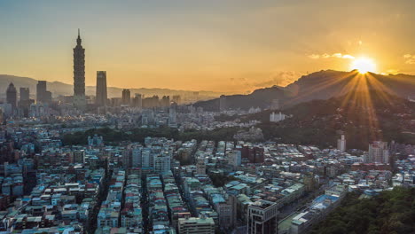 hiperlapso aéreo: paisaje urbano de la ciudad de taipei con silueta de montañas y torre 101 durante el amanecer