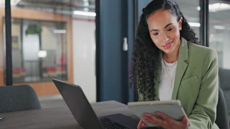 Büro-Laptop,-Tablet-Und-Glückliche-Frau-Beim-Lesen