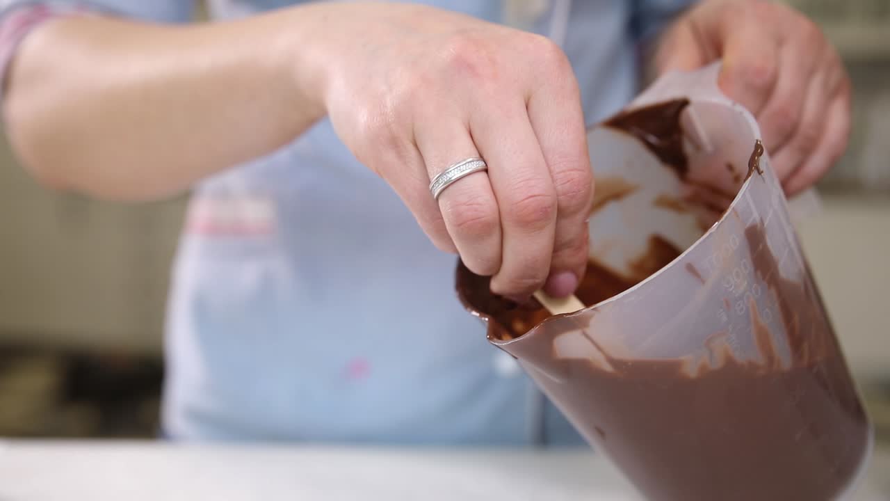 proceso de inmersión del chocolate