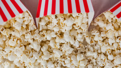 animazione di scatole di popcorn su sfondo grigio