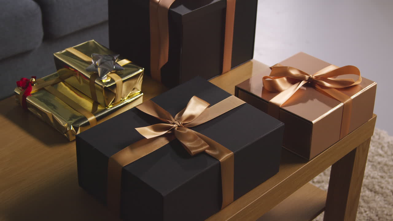 близкий взгляд на подарки, упакованные на столе в гостиной дома 6