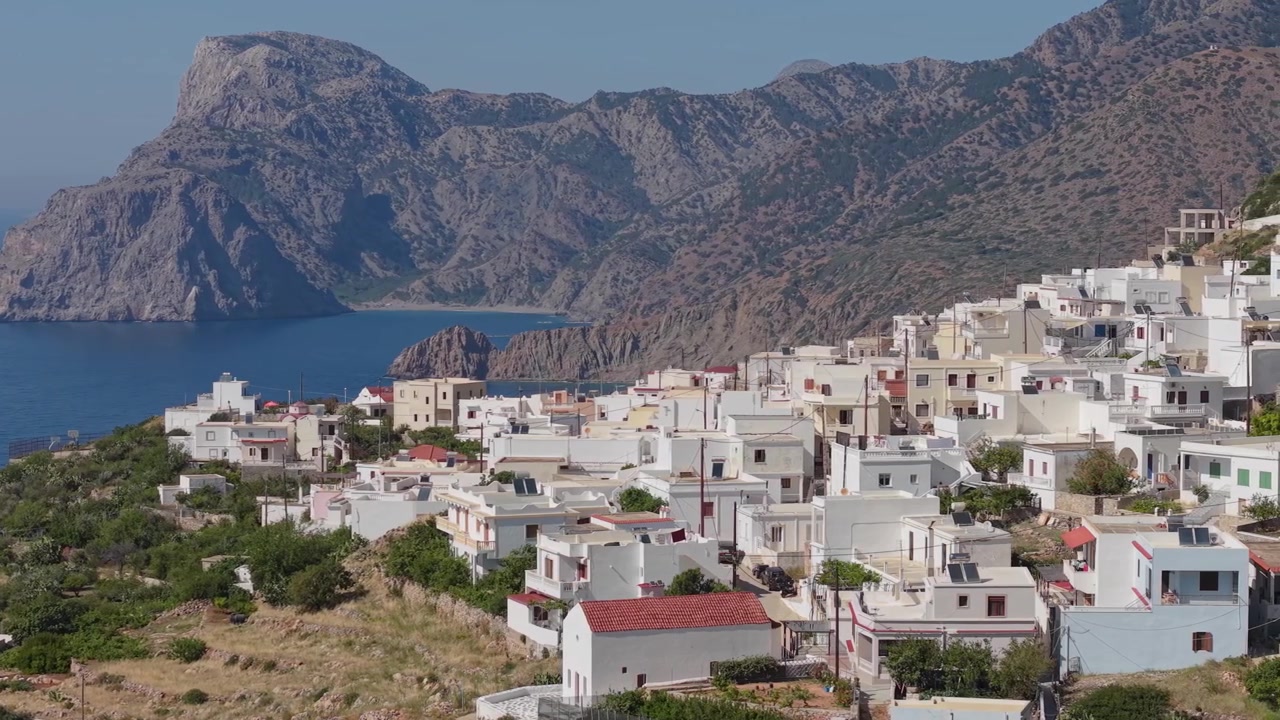 Drone uçuşuyla Mesochori Köyü'nün bembeyaz evleri, etkileyici dağ manzarası ve Karpathos Adası'nın nefes kesen doğası gözler önüne seriliyor.