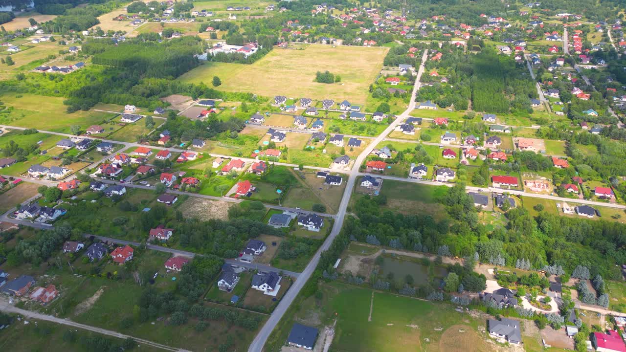 vista aérea de las casas residenciales, el vecindario y el complejo de edificios de apartamentos al atardecer