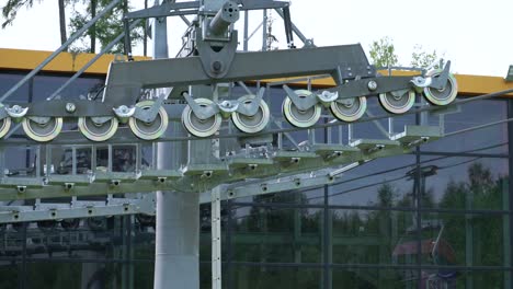 Nahaufnahme-Von-Seilbahn--Und-Sesselliftmechanismus-Und-Rädern,-Die-Sich-Drehen