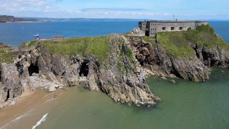 Fuerte-De-Santa-Catalina-Del-Siglo-XIX,-Tenby-Pembrokeshire,-Gales,-Imágenes-Aéreas-De-4k