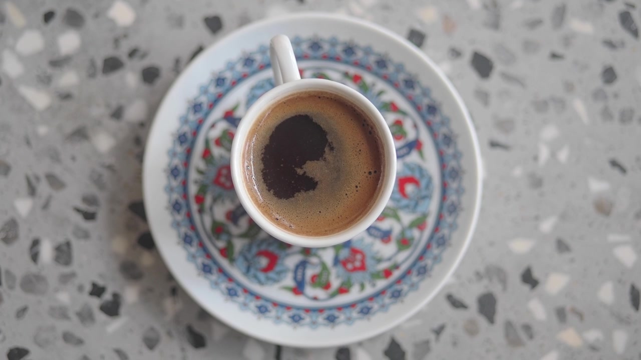 Caffè turco in una tazza con motivi tradizionali su un tavolo in terrazzo