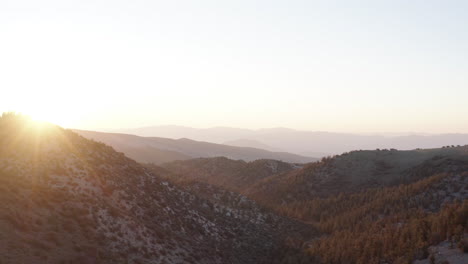 Puesta-De-Sol-Sobre-Las-Montañas-Inyo-Proyectando-Una-Luz-Dorada-En-El-Bosque-Nacional-Inyo,-California,-Estados-Unidos