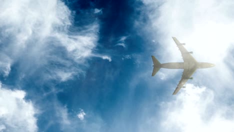 avión vuela por el cielo azul de un día soleado. bucle de video