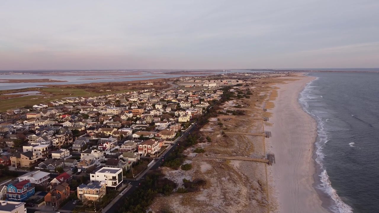 Vista aérea al atardecer de la zona residencial de Lido Beach en Long Island, Nueva York