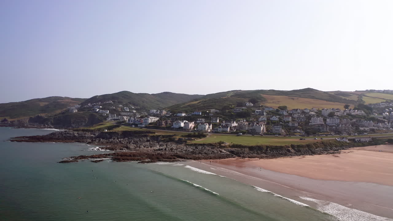 órbita en sentido contrario a las agujas del reloj de una hermosa playa de arena - explanada en north devon
