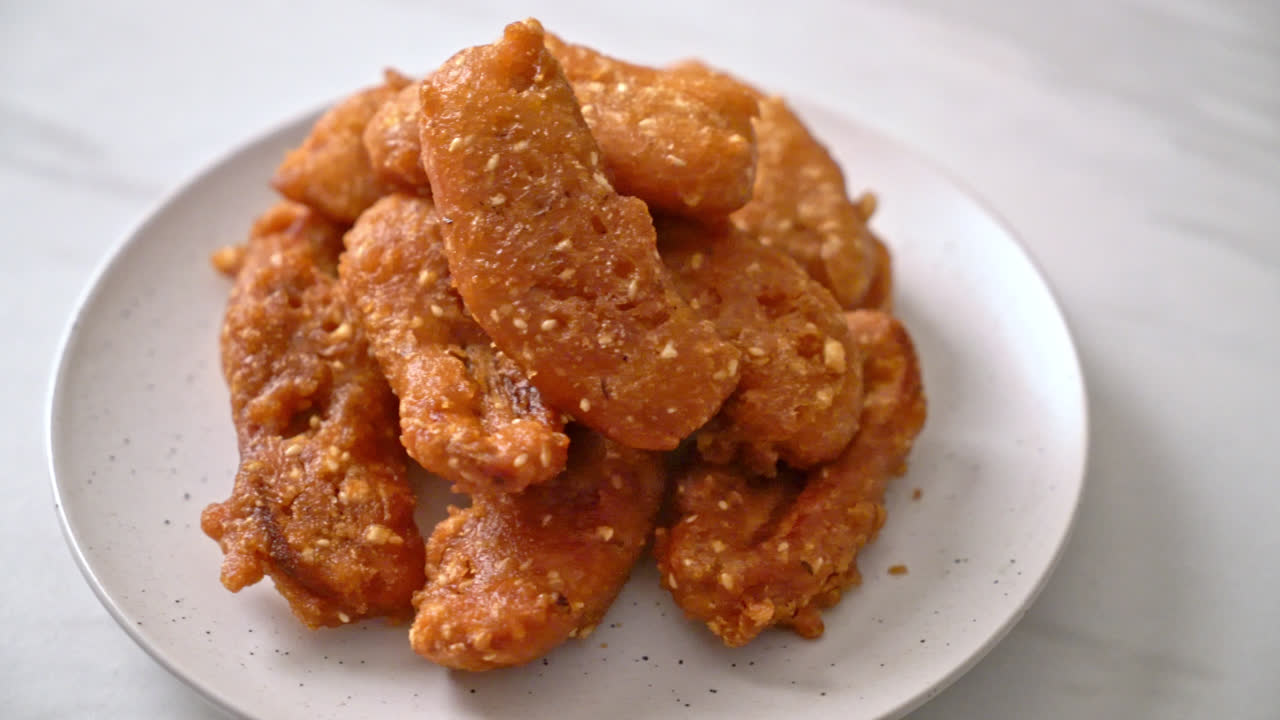 참깨 튀김 얇게 썬 감자 스틱 - 태국 음식 스타일