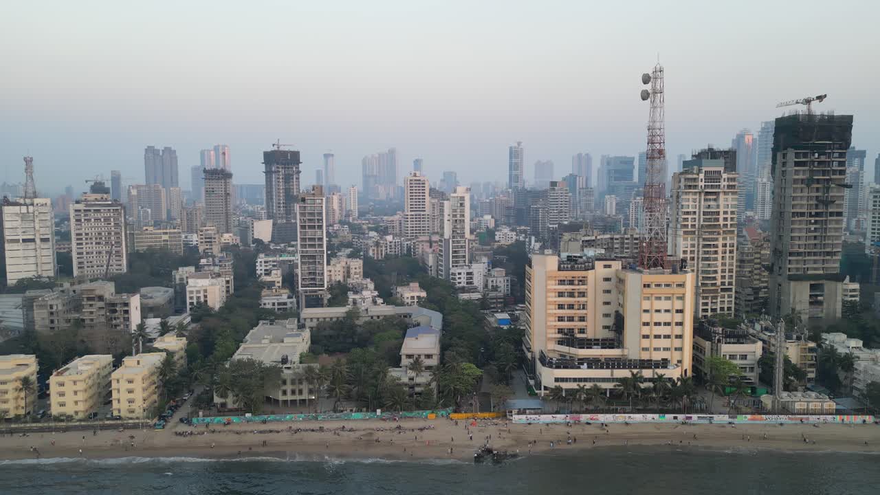 vista de la ciudad de dadar desde dadar chow patty beach noche vista de pájaro mumbai